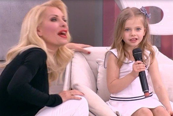 Η πιο γλυκιά στιγμή στην Ελένη - Η μικρή πήρε τη θέση της παρουσιάστριας και δείτε τι είπε